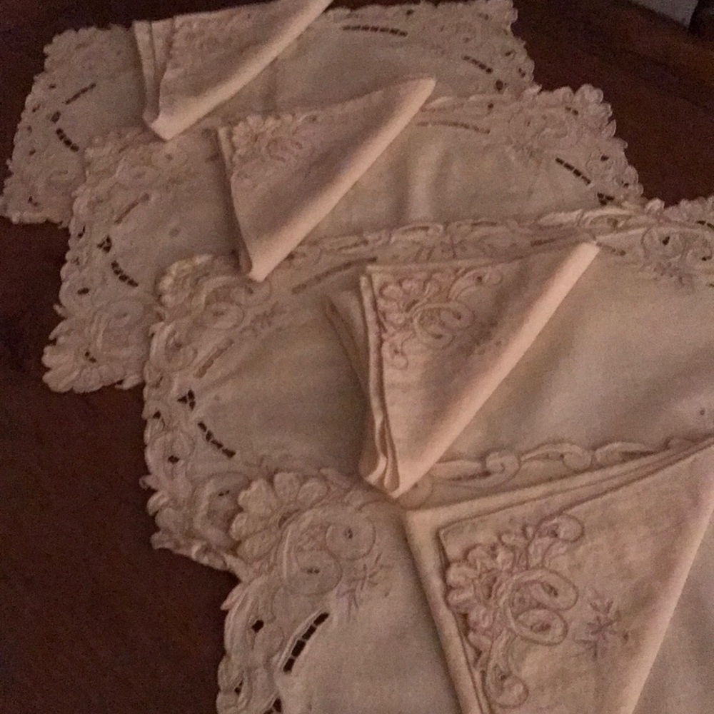Cloth placemat and cloth napkin for 6 perf condition